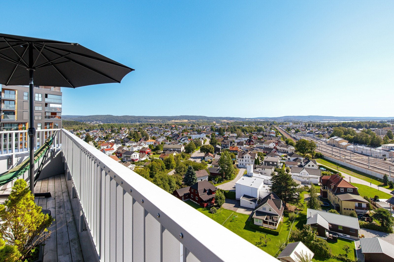 Utsikt så langt øyet kan se, en panorama av himmel, by og natur som strekker seg uendelig. Galleribilde