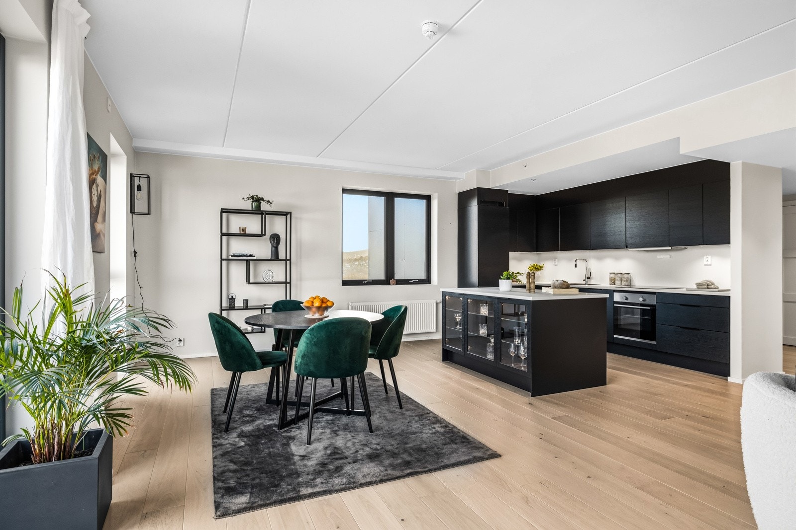 Den store stuen byr på masse av plass, så her kan det innrede med langbord som gir plass til mange gjester. Galleribilde