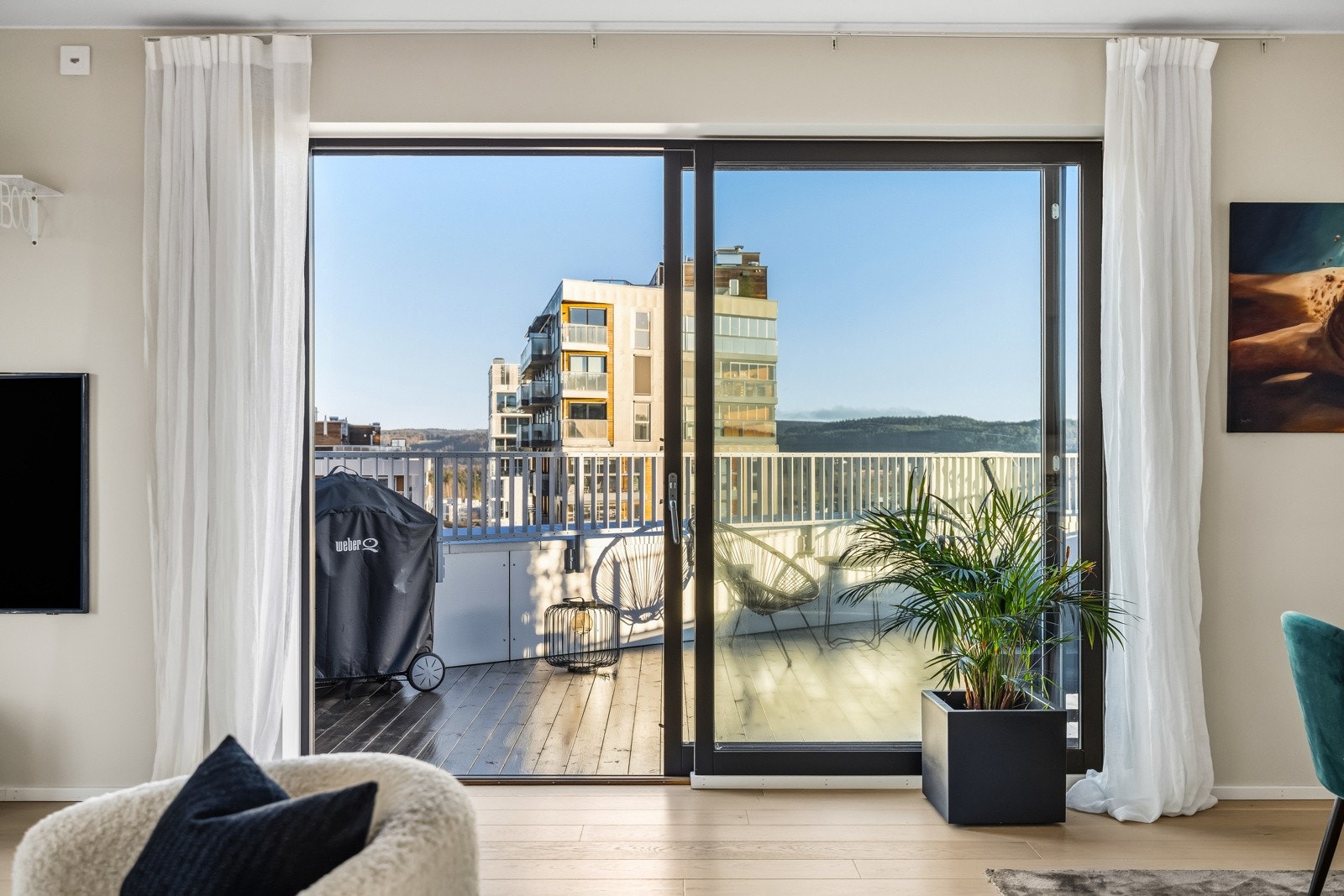 Fra stuen er det utgang til de to fantastiske takterrassene - som kun er dine. Disse byr på privatliv med lite innsyn og flott utsyn. Galleribilde