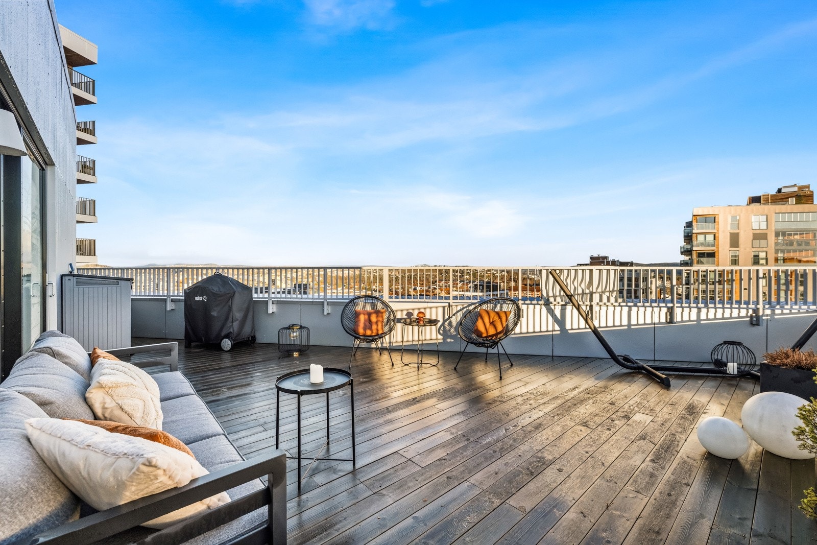 Drøm deg bort på din egen takterrasse! Solen, utsikten og plassen gjør dette til et sted du aldri vil gå lei av. Galleribilde