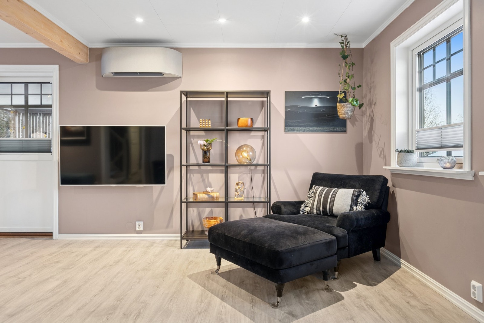 Stuen har varmepumpe og downlightbelysning. Galleribilde