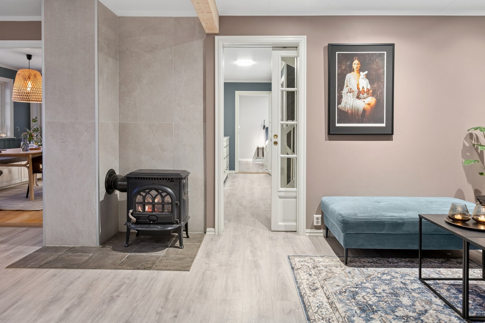 Med både peis og varmepumpe får du en jevn og god varme når det er kaldt ute. Galleribilde