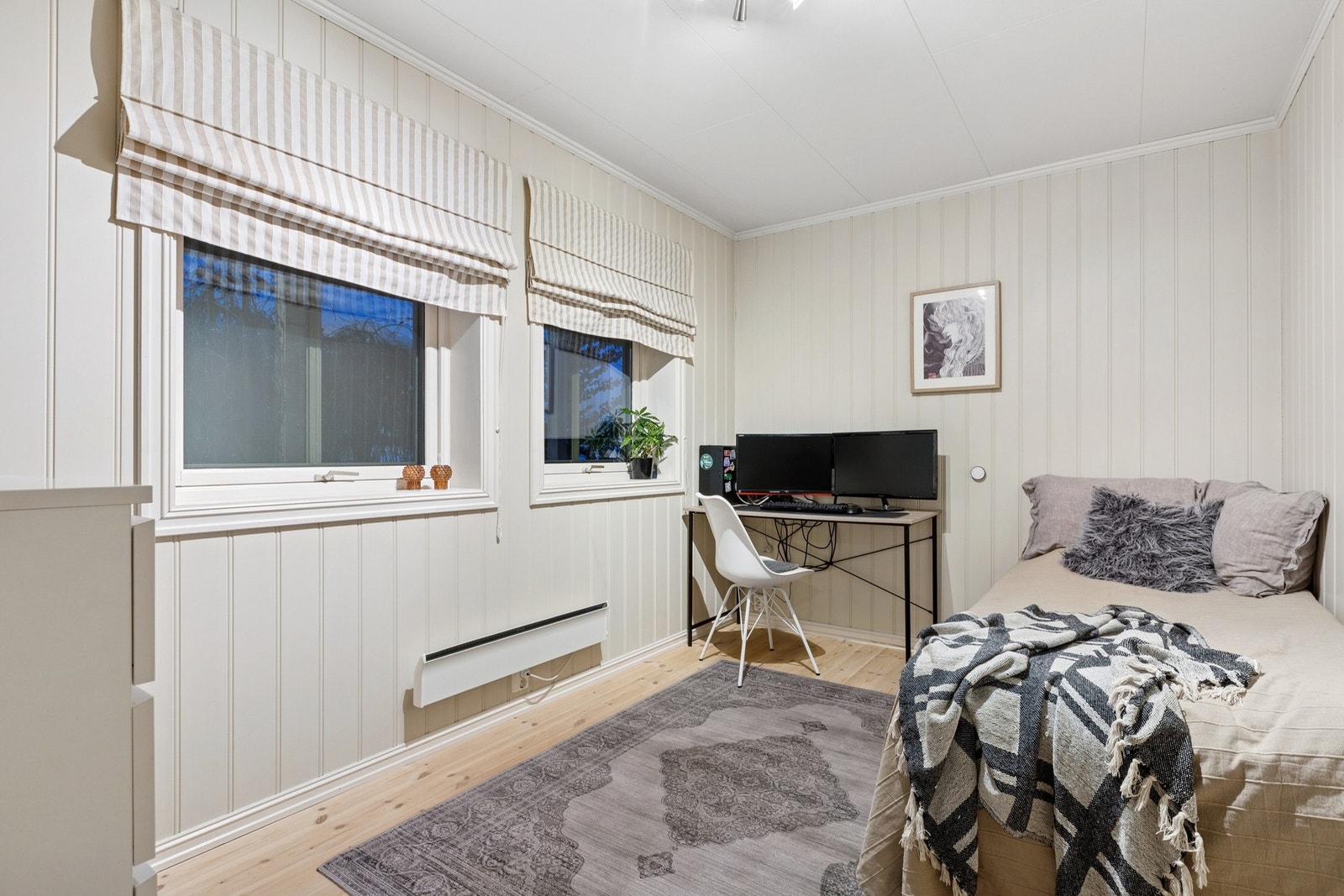 Dette rommet er opprinnelig omtalt som et disponibelt rom i henhold til originale tegninger, men er blitt brukt som et soverom av selger. Ikke godkjent som soverom hos kommunen. Galleribilde