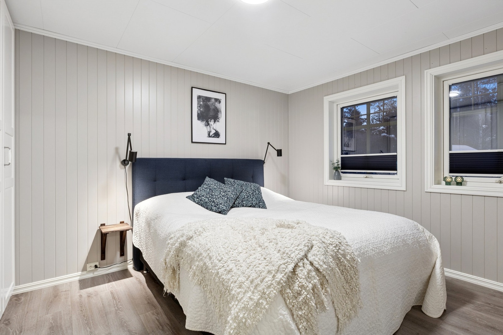 Soverom beliggende i husets 1. etasje og er ett av 4 soverom i boligen. Galleribilde