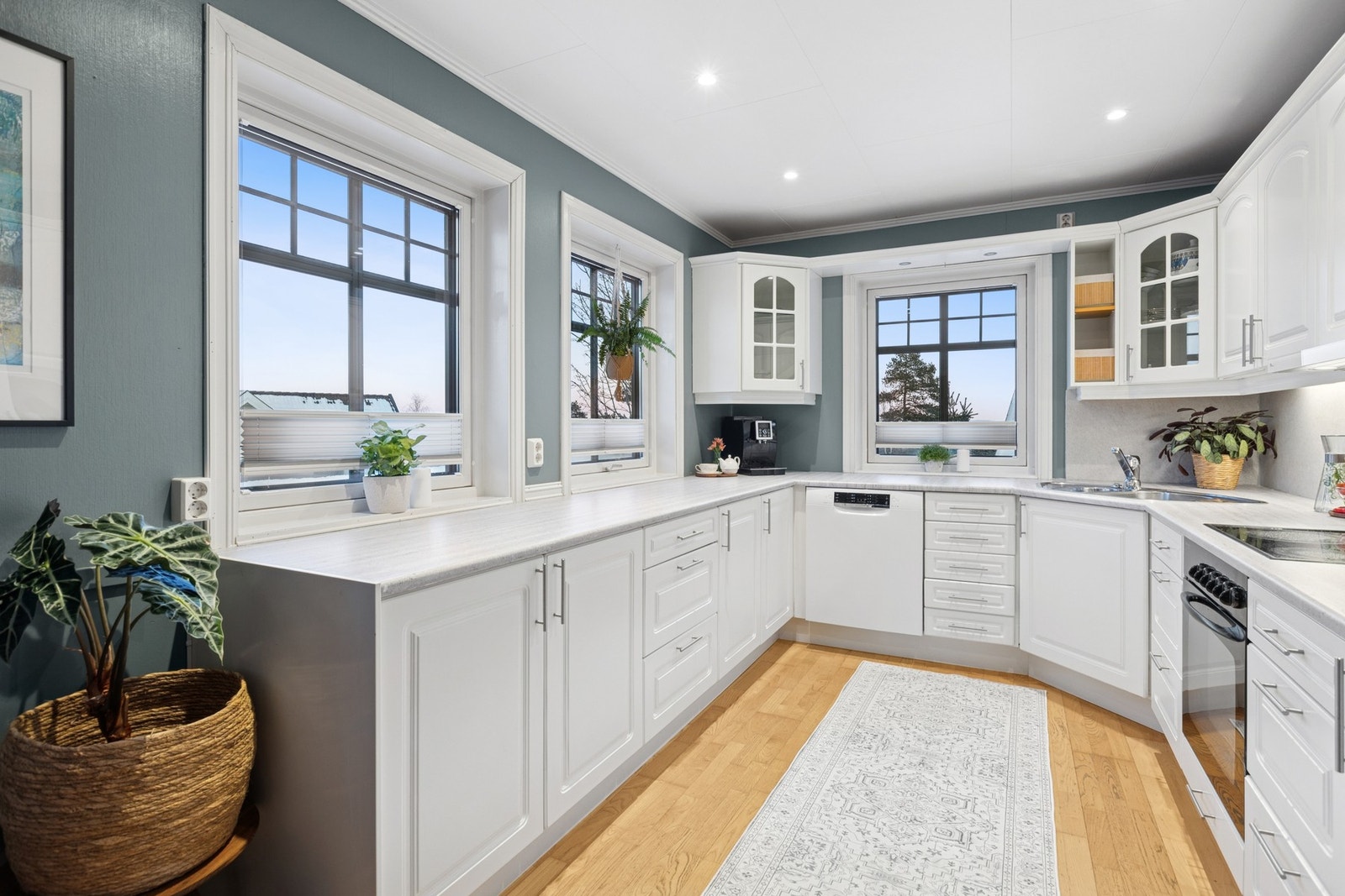 Kjøkkenet har rikelig med skap- og benkeplass. Kjøkkenet har integrert komfyr og vaskemaskin, samt frittstående kjøleskap/frys. Galleribilde