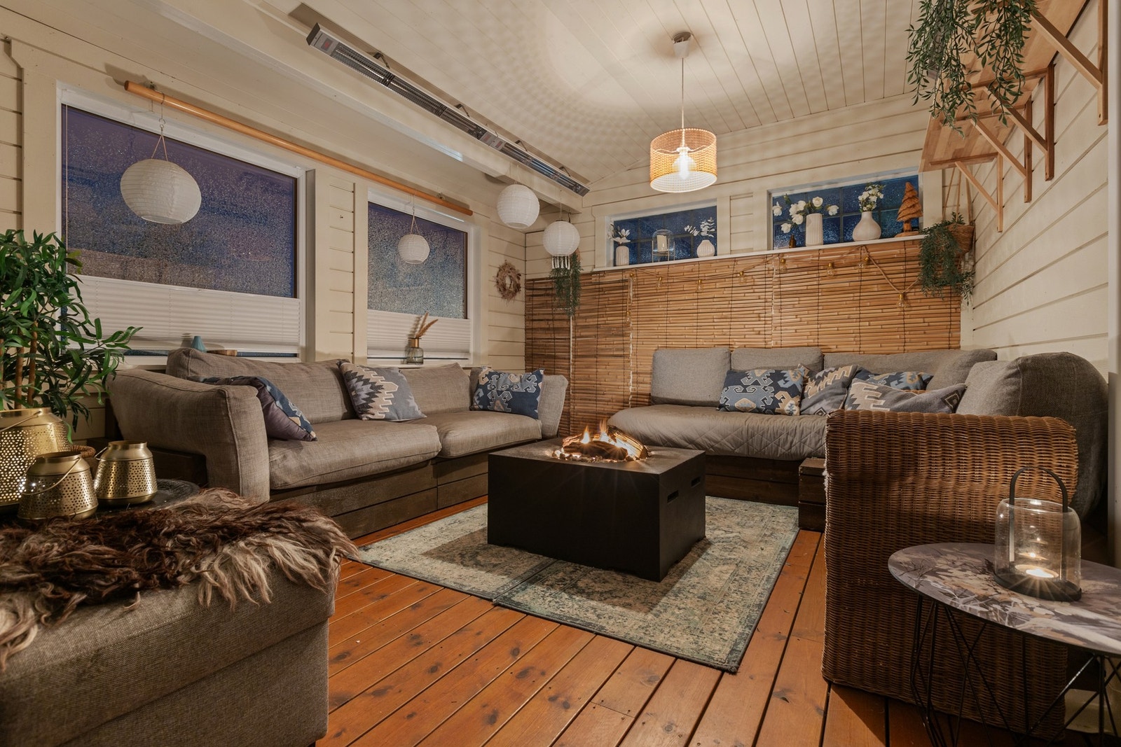 Stor overbygget uteplass som kan innredes med utemøbler. Galleribilde