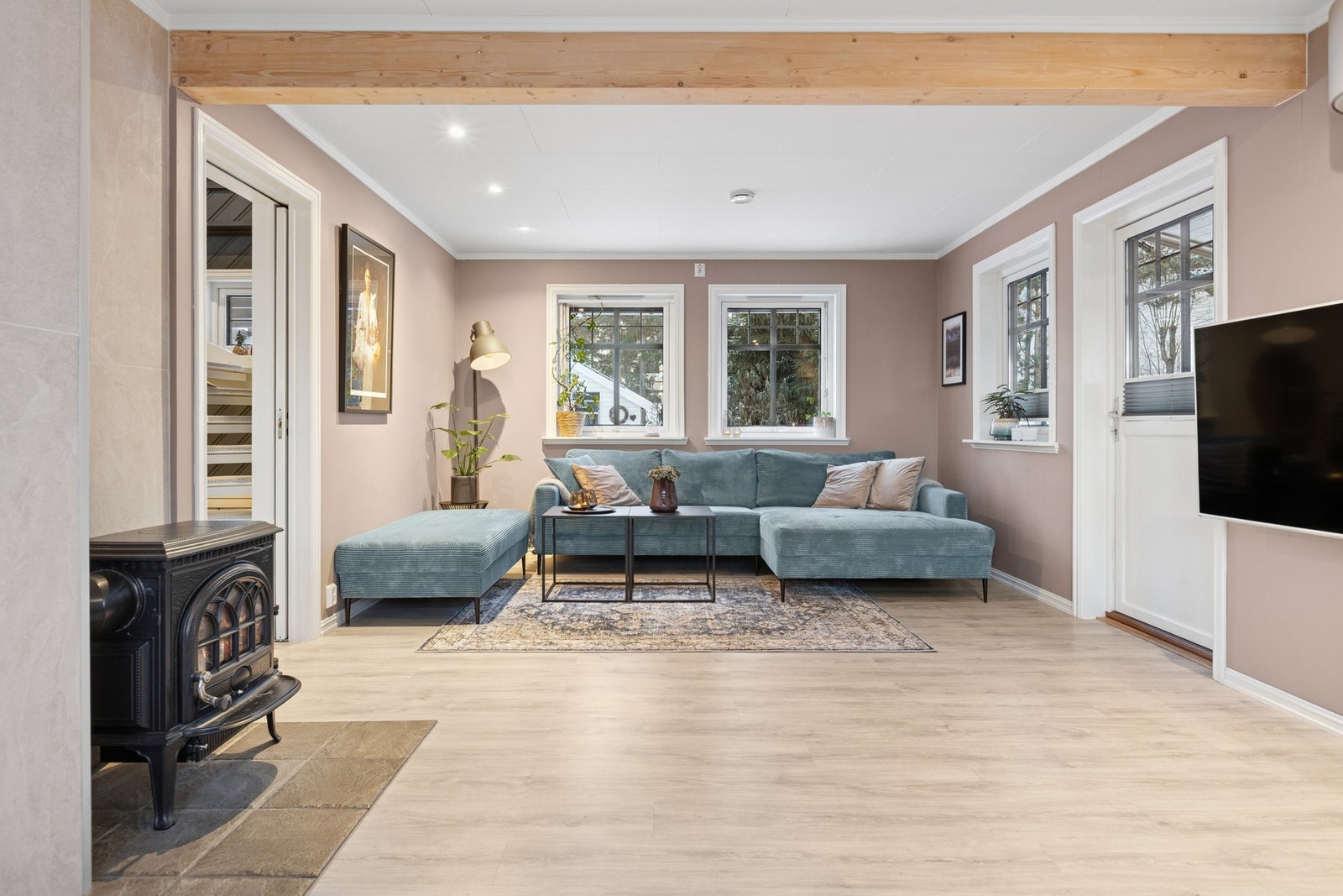 Stuen er romslig og byr på flere ulike møbleringsmuligheter. Galleribilde