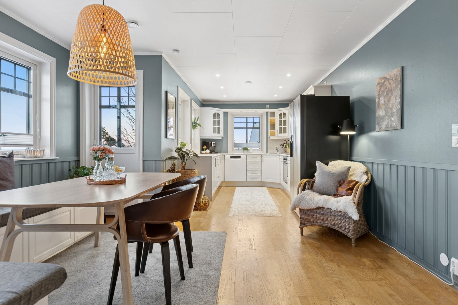 Kjøkkenet er romslig og ligger separat til med adkomst fra gang eller stue. Galleribilde