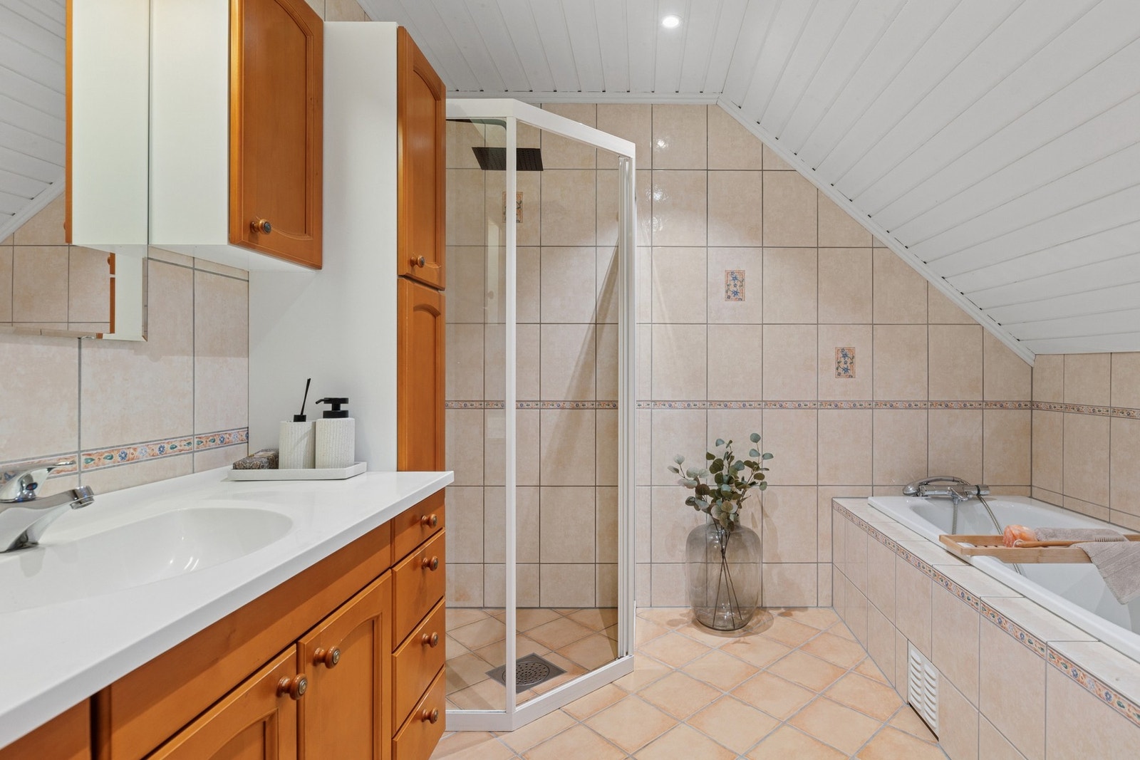 Her kan du ta deg en varm dusj, eller slappe av med et deilig bad. Galleribilde