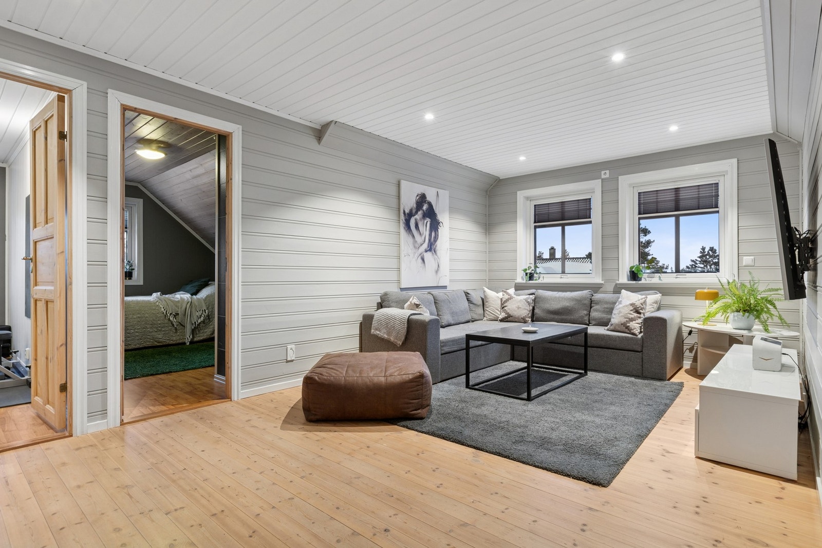 Stue nr. 2 finner du i husets loftetasje. Her har du god plass til sofa, stuebord, tv og benk. Galleribilde