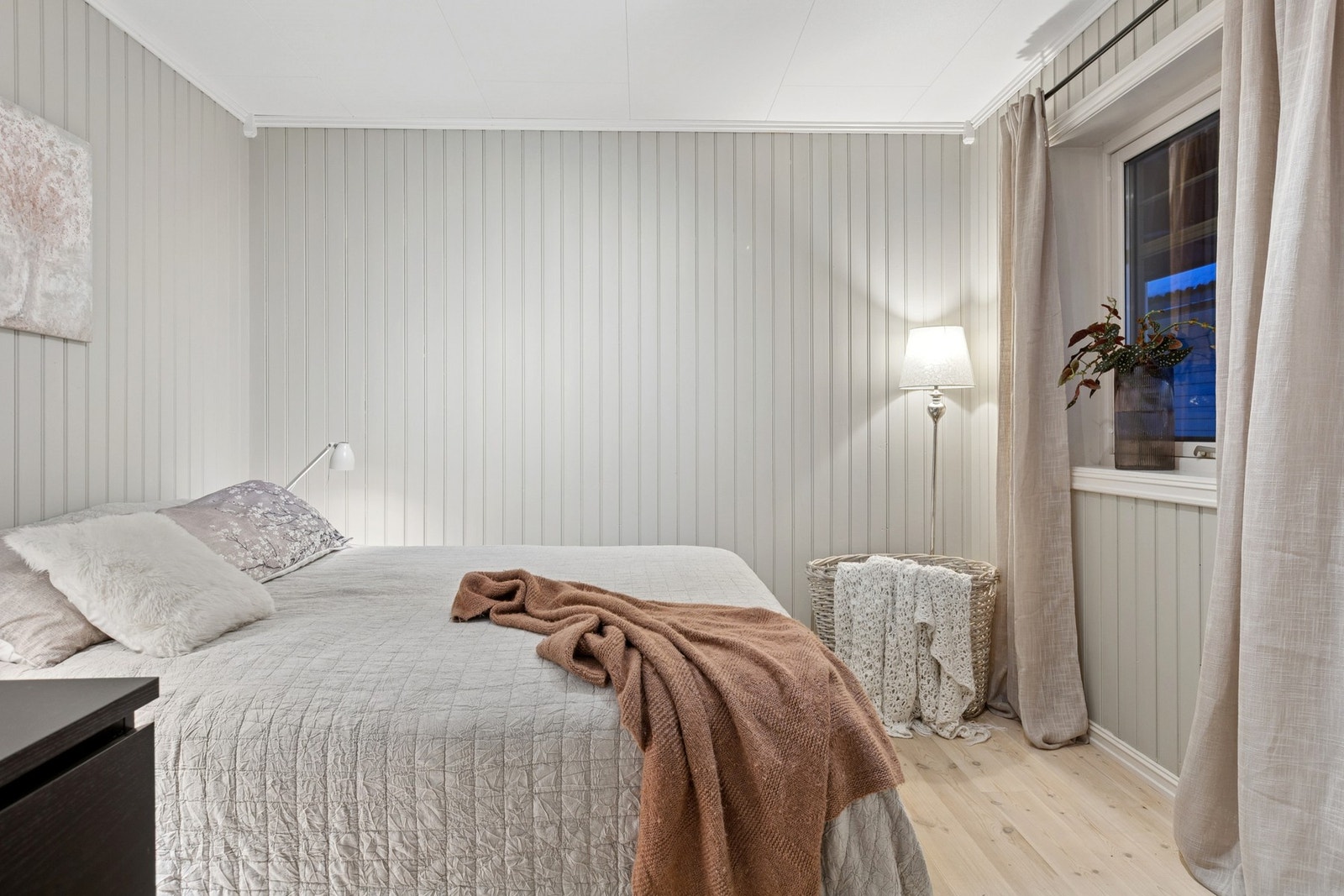 Dette rommet er opprinnelig omtalt som et disponibelt rom i henhold til originale tegninger, men er blitt brukt som et soverom av selger. Ikke godkjent som soverom hos kommunen. Galleribilde