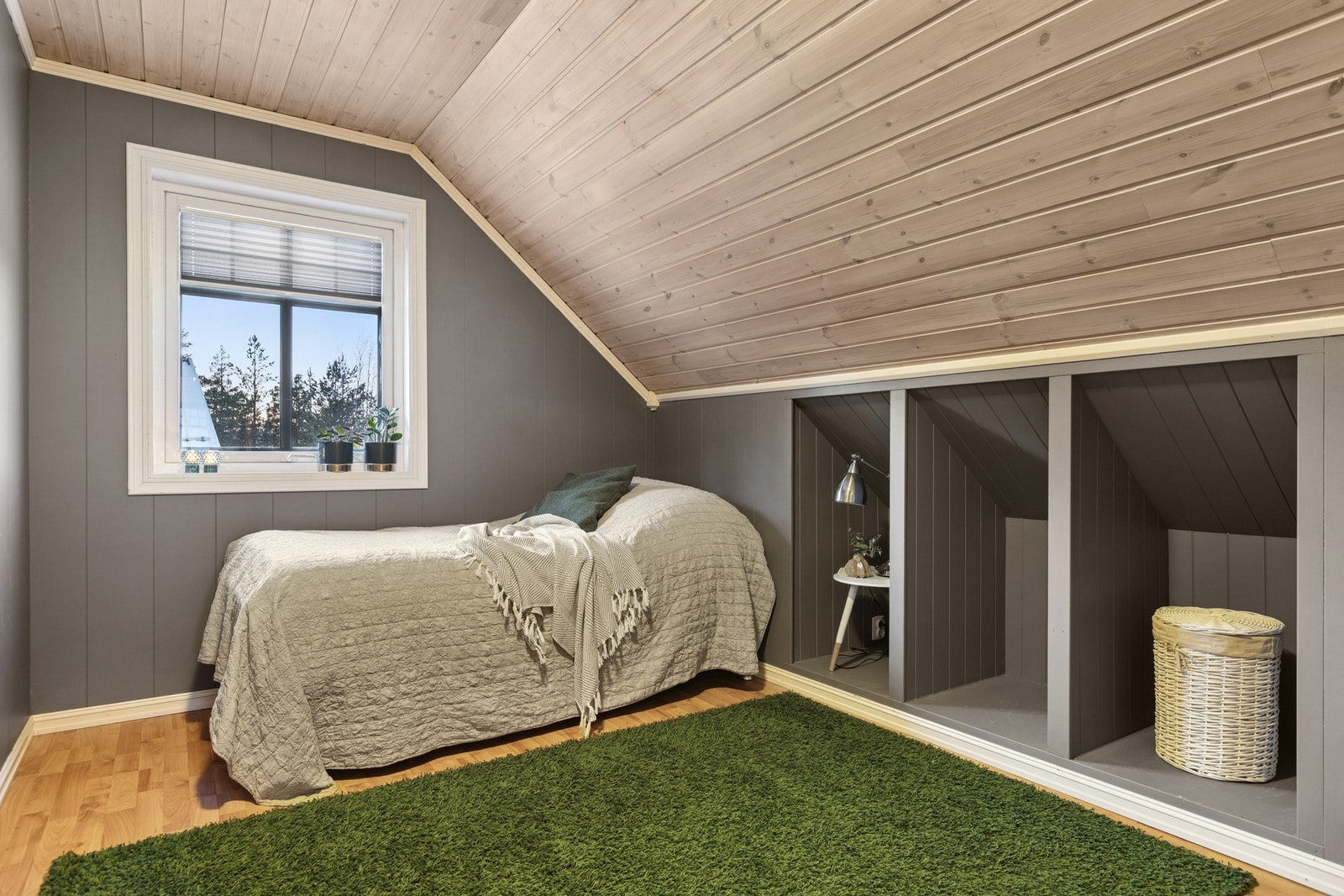 Soverom nr. 4 med plass til seng, nattbord og garderobeskap. Galleribilde