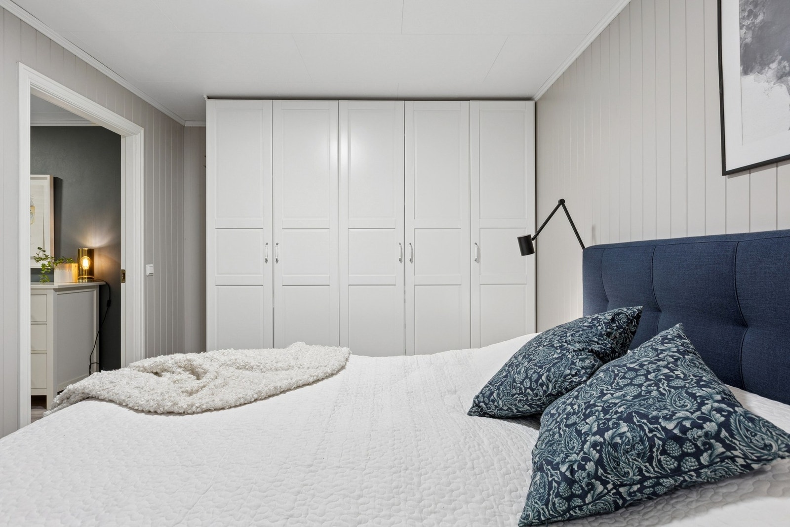 Soverommet har plass til stor seng, nattbord og garderobeskap. Galleribilde