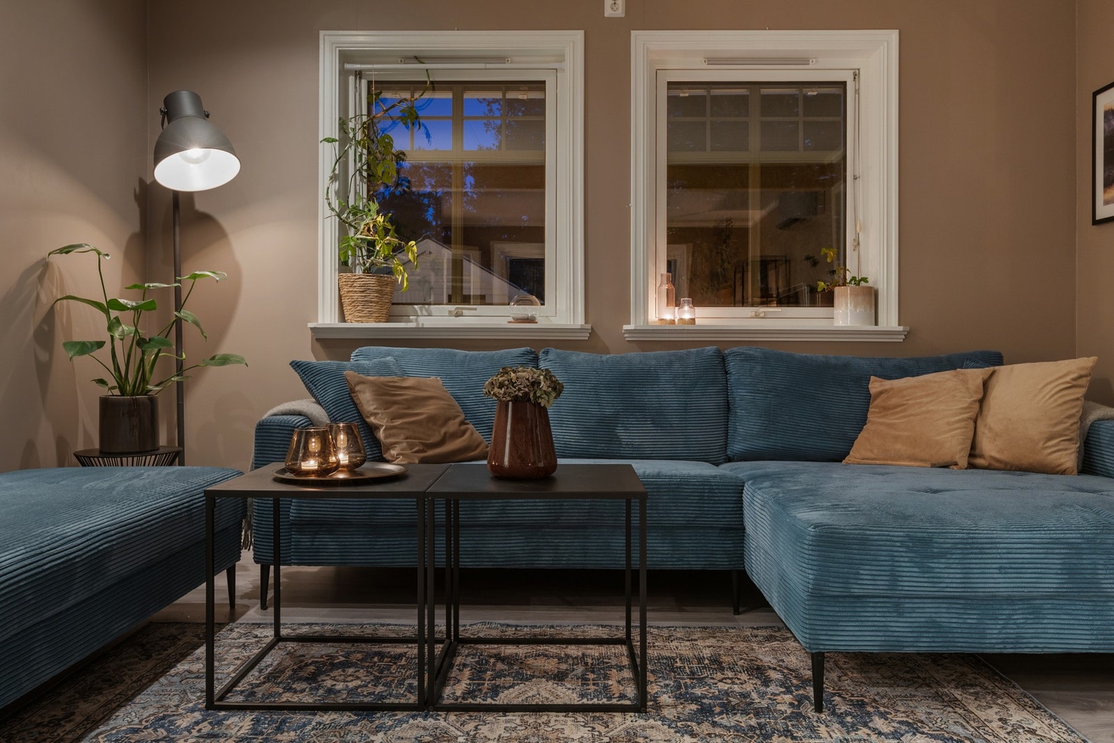 Hyggelig kveldsstemning i stuen. Her kan du trekke deg tilbake og se en spennende film! Galleribilde