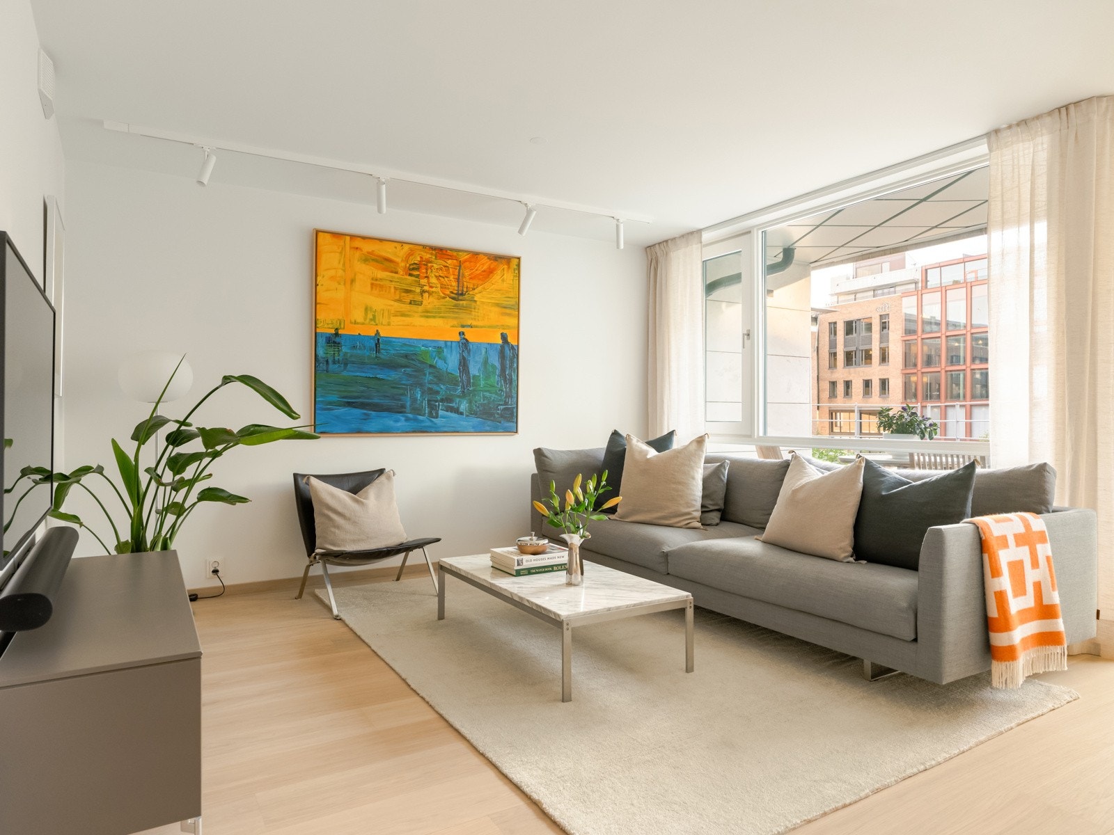 Store vindusflater til stuen, med masse naturlig lysinnslipp Galleribilde