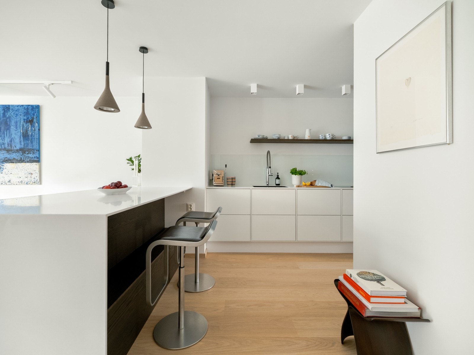 Moderne kjøkken med hyggelig barløsning Galleribilde