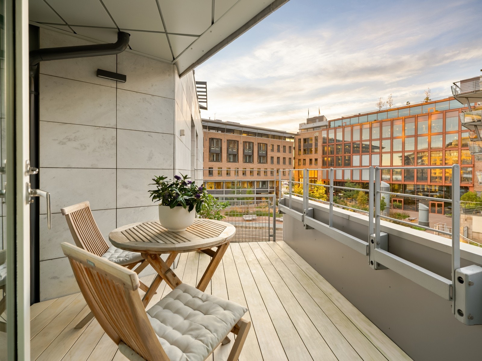 Balkongen har gode solforhold og er påkostet med Accoya terrassebord Galleribilde