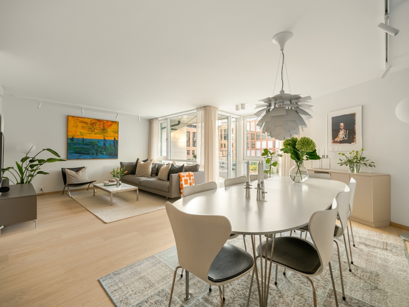 Leiligheten har høy standard på materialer og ny eikeparkett fra Boen (2024) Galleribilde