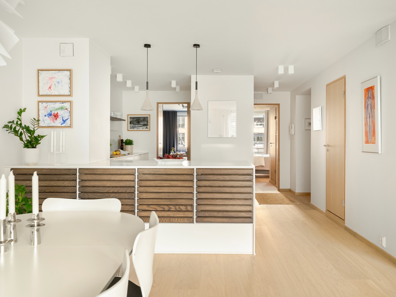 Lyst og lekkert kjøkken, med brune detaljer og undertoner Galleribilde