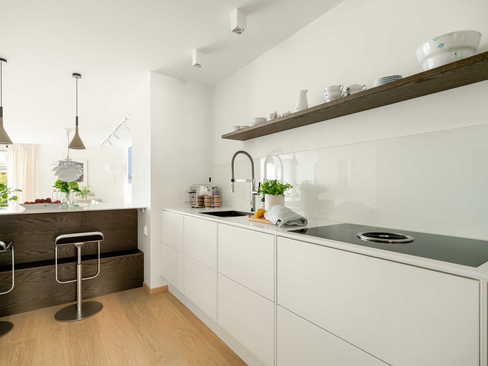 Egen kjøkkensone der bar-løsningen fungerer fint som et romskille Galleribilde