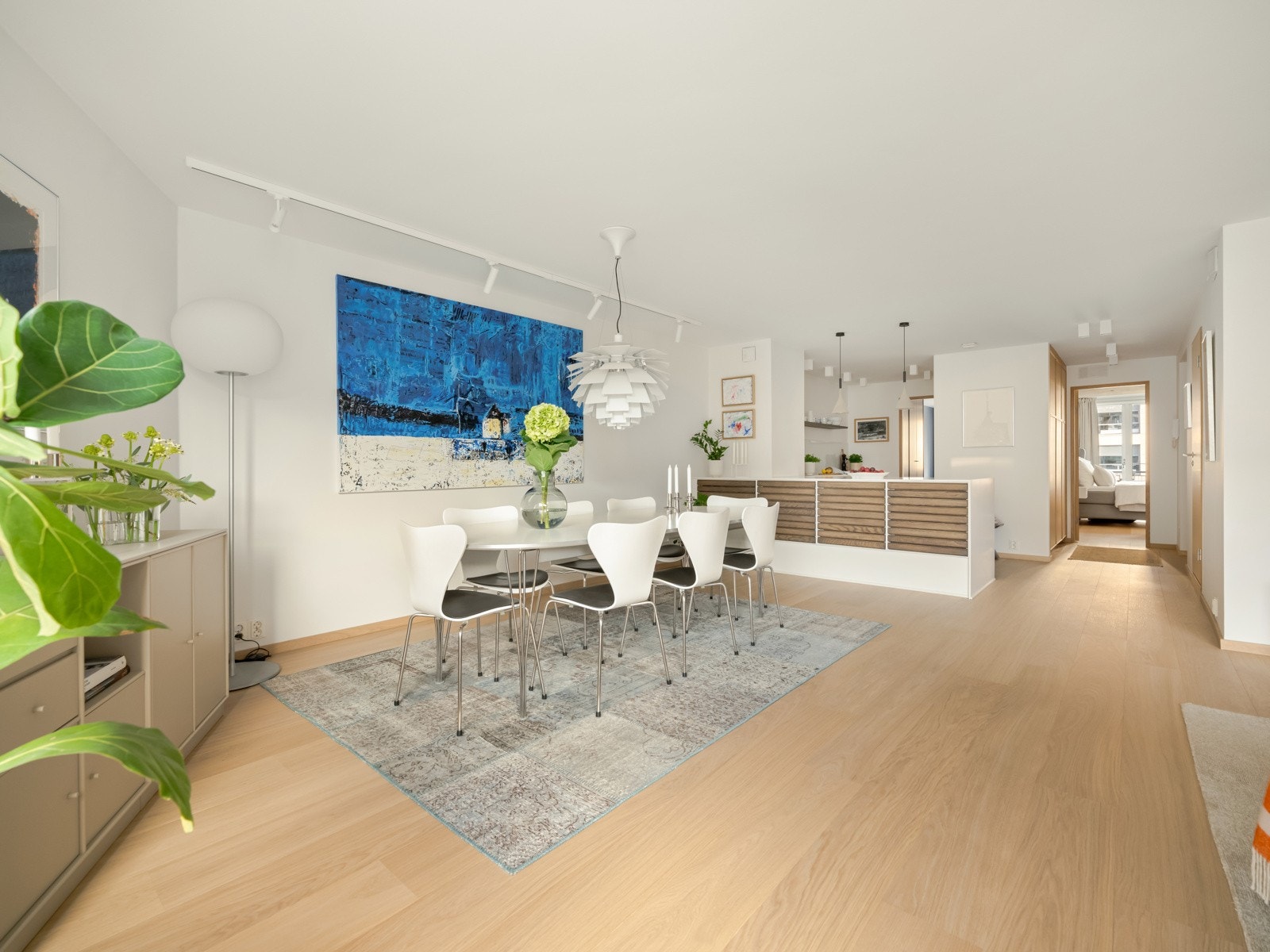 Den åpne kjøkken- og stueløsningen gjør dette til et sosialt allrom Galleribilde