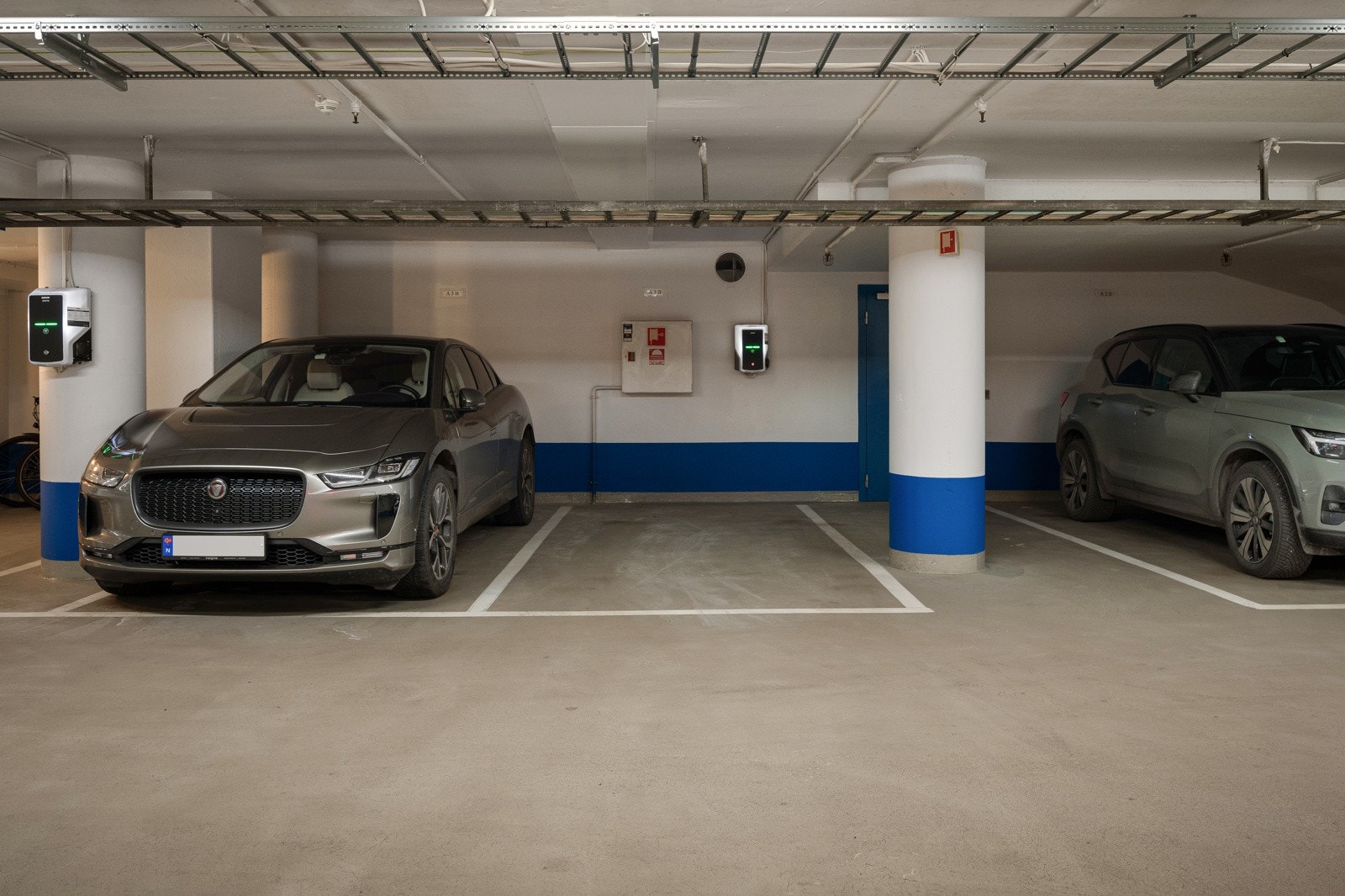 Garasjeplass med lader medfølger leiligheten. Heisen tar deg direkte fra leilighetens etasje ned til garasjeanlegget Galleribilde