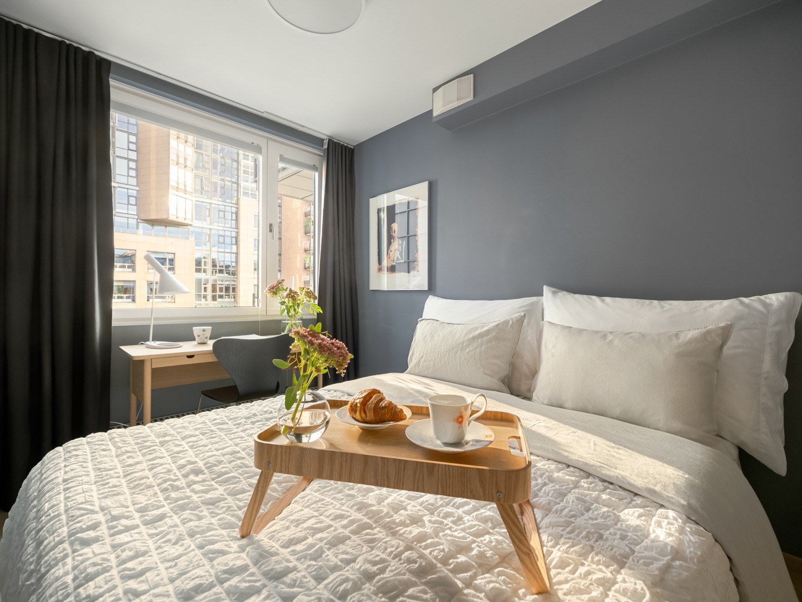 Soverommet inneholder plassbygde garderobeskap av høy kvalitet fra Grande Fabrikker. Galleribilde