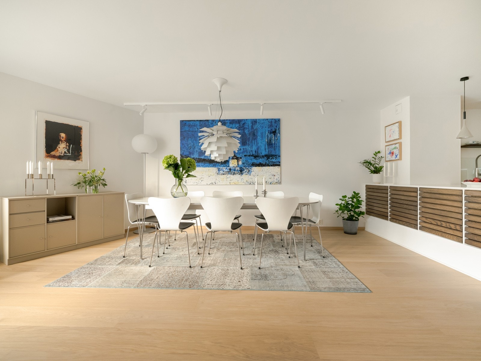 Romslig spisestue er det naturlige samlingspunktet i leiligheten Galleribilde