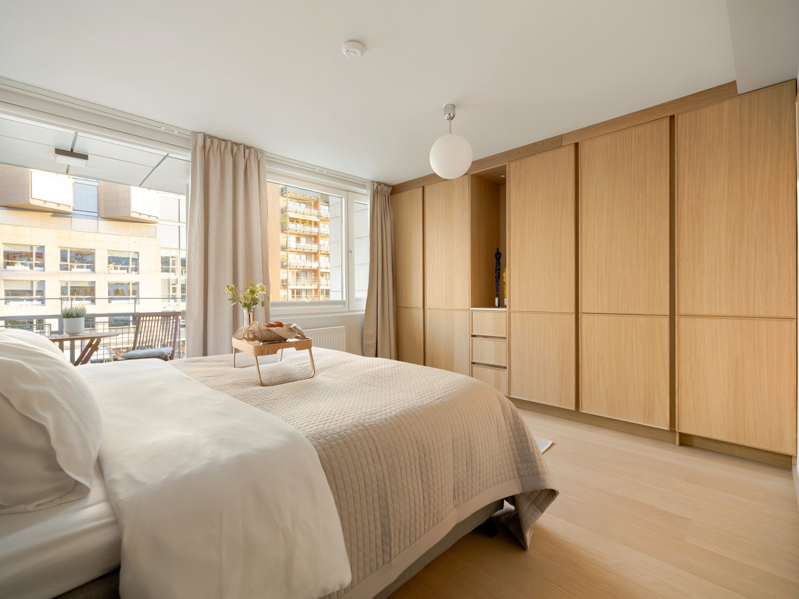 Hovedsoverommet har en påkostet og ny garderobeløsning fra Arens Galleribilde