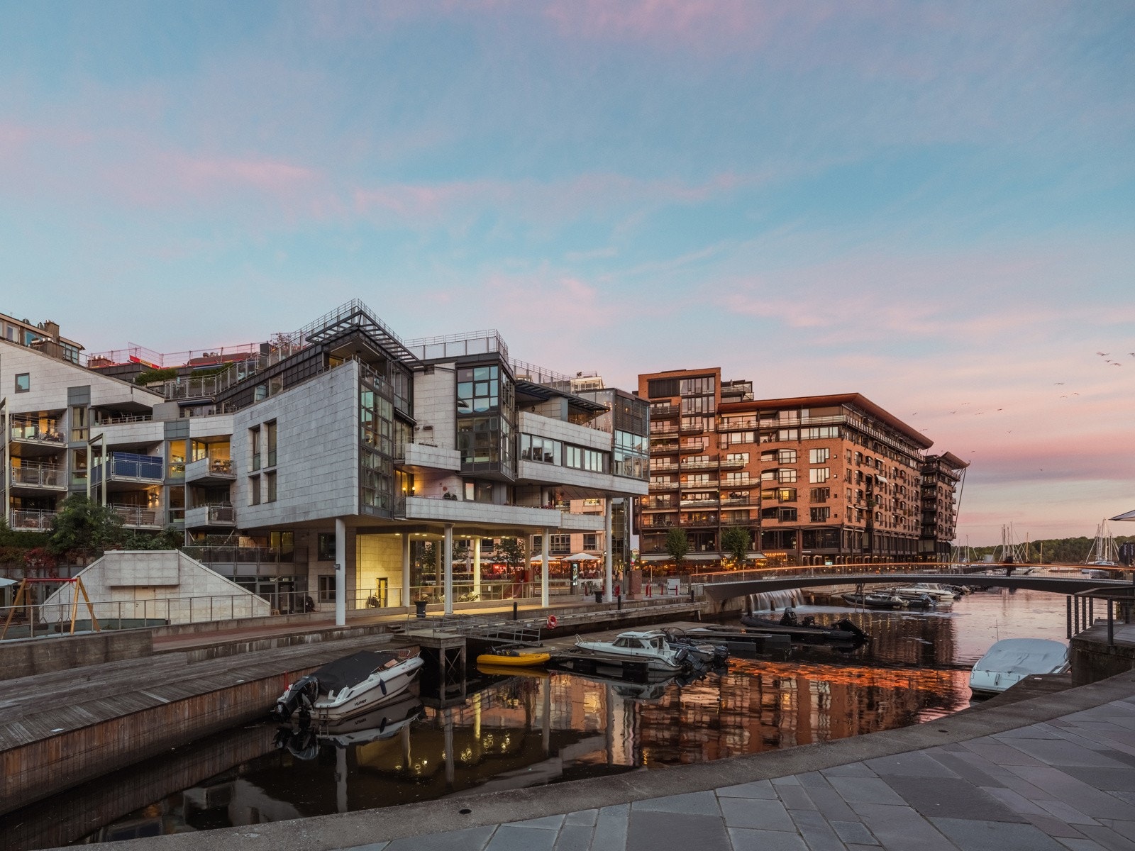 Kanalen mellom Aker Brygge og Tjuvholmen, med båtliv og kveldssol rett utenfor. Galleribilde