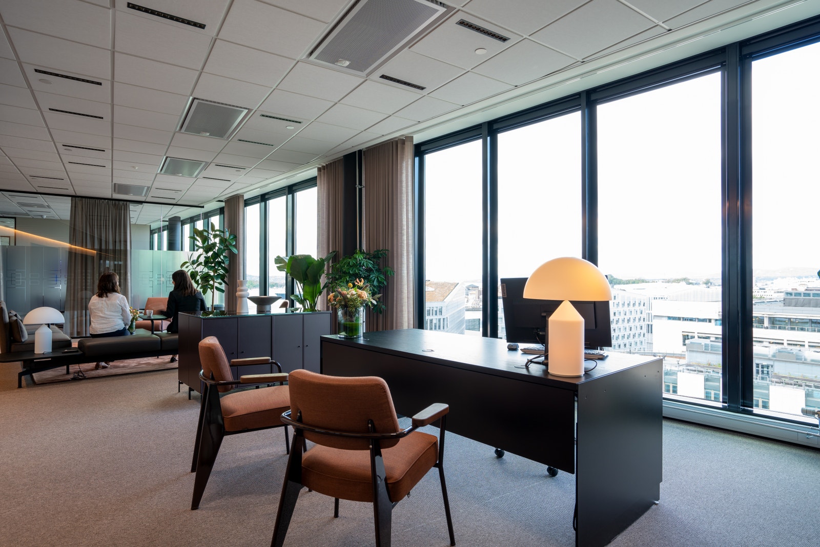 Resepsjon og lounge i kontorhotellet Galleribilde