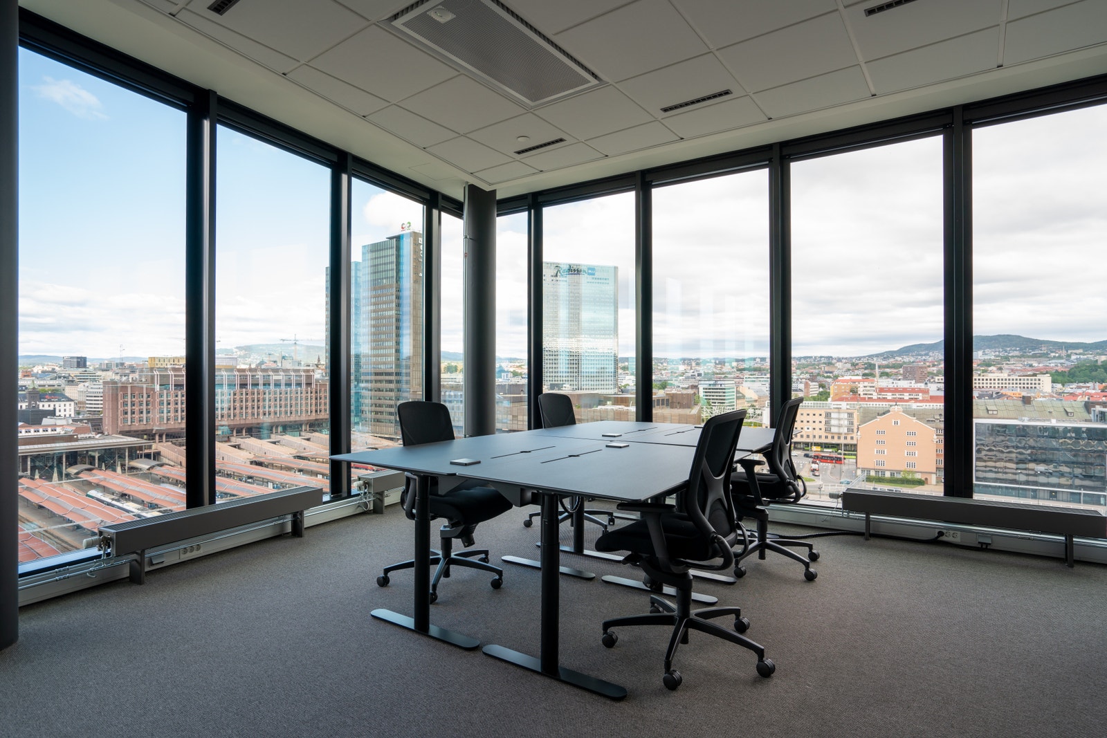 Eksempel fra kontorhotellet i 10 etg med flott utsikt og mye dagslys Galleribilde