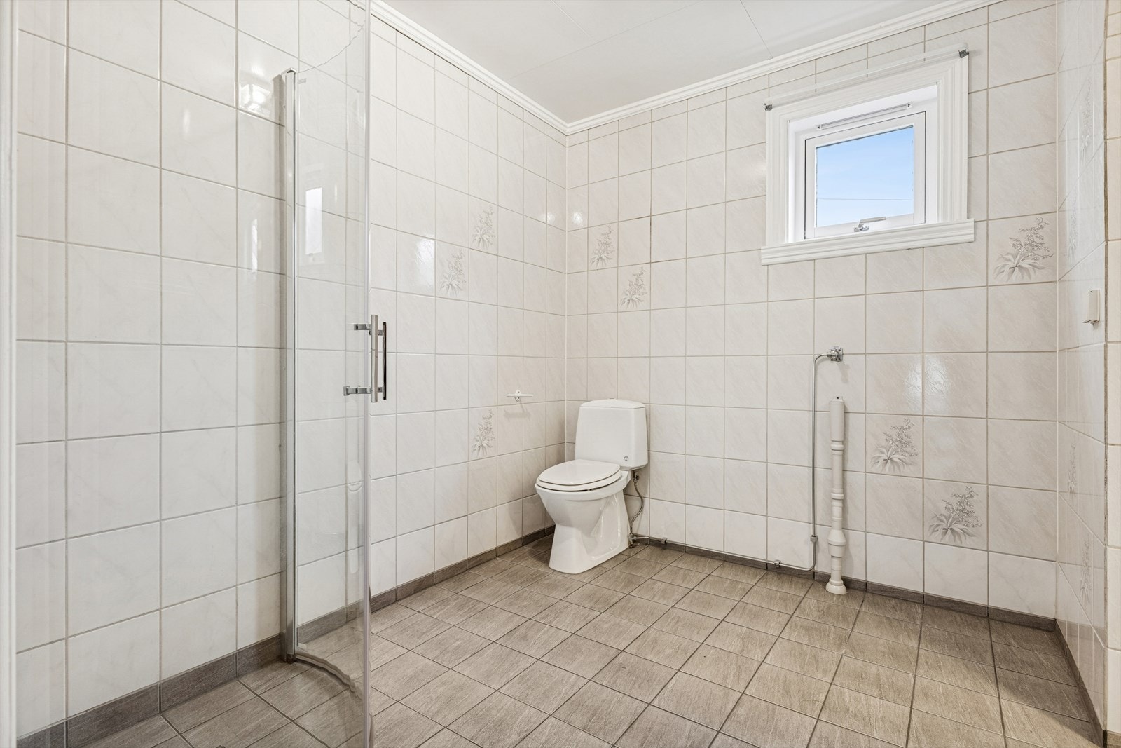 Bad med dusjhjørne og opplegg til vaskemasking Galleribilde