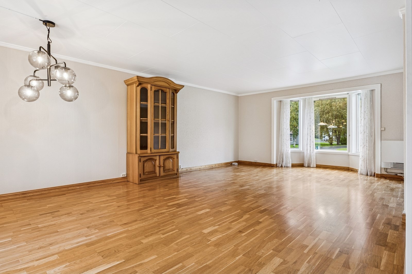 Stor og lys stue som byr på mange møbleringsmuligheter Galleribilde