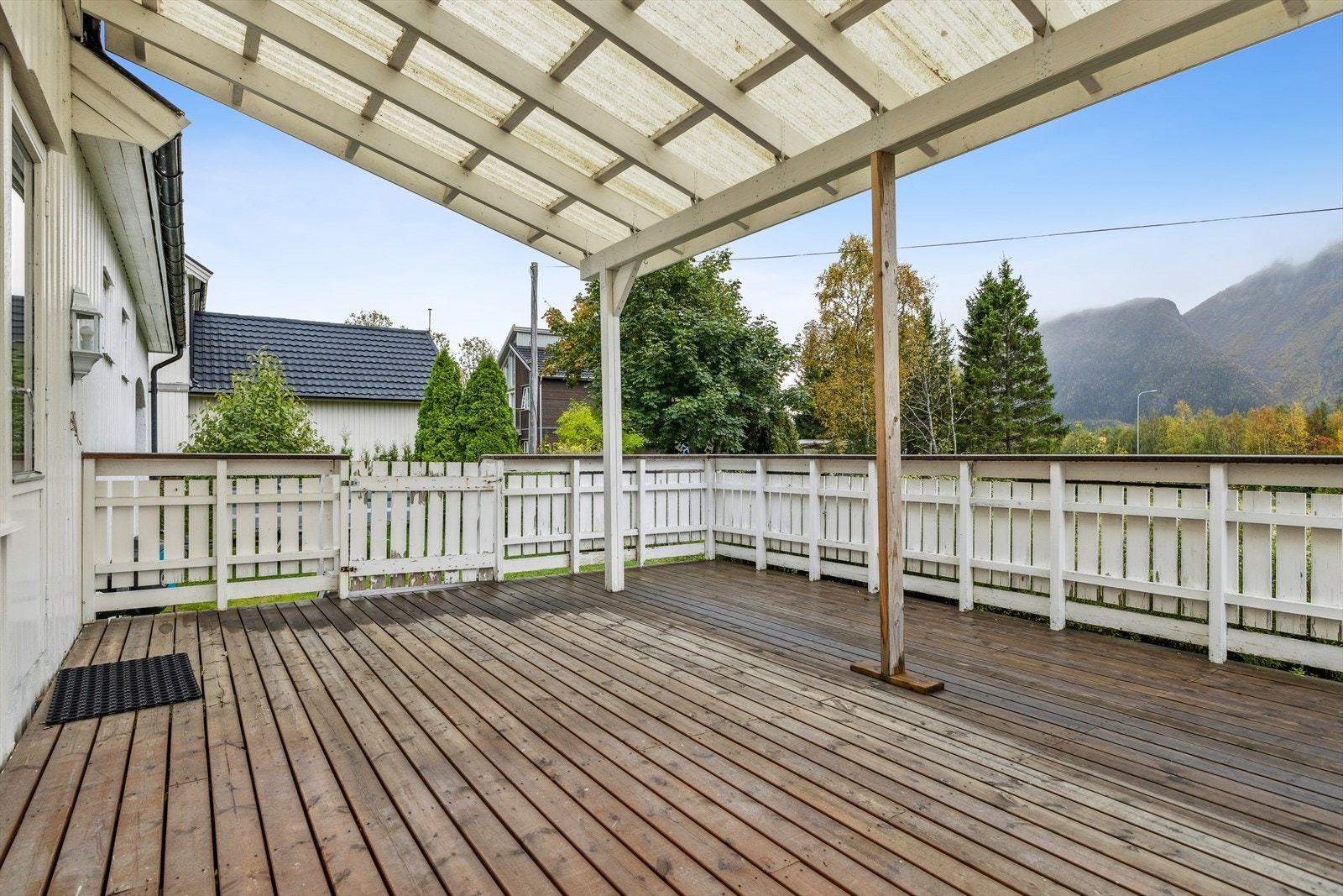 Romslig solrik terrasse Galleribilde