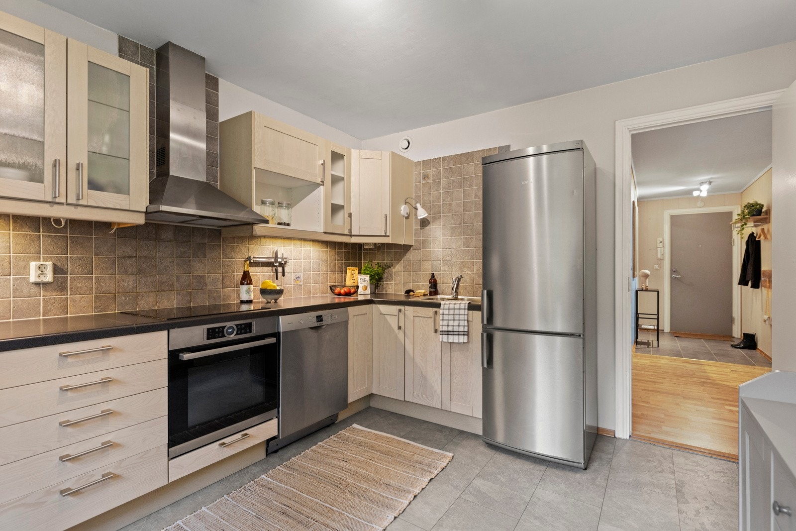 Integrerte hvitevarer består av stekeovn og induksjonstopp. Kjøkkenventilator med kullfilter. Galleribilde