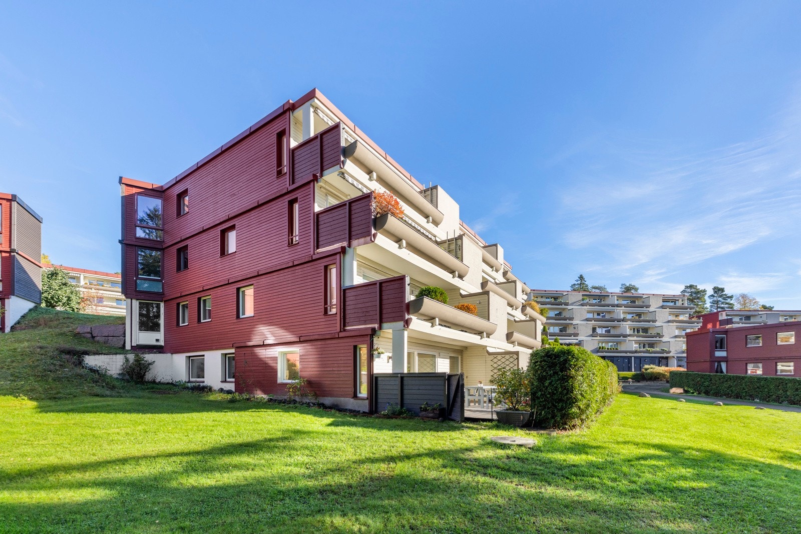 Idyllisk hage med store arealer for hagearbeid/dyrking/utelek. Galleribilde