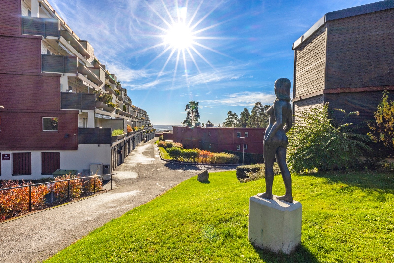 Uteområde i sameie er pent utarbeidet med plen, beplanting, hyggelig intern veier, lekeplasser, fotballbane, og volleyballbane (administrert av nabo sameiet, tilgjengelig for alle). Galleribilde