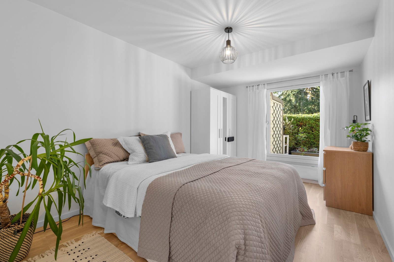 Lyst og romslig hovedsoverom med god plass til dobbeltseng og garderobeløsning. Rommet har store vinduer som gir godt med naturlig lys og en rolig atmosfære. Galleribilde