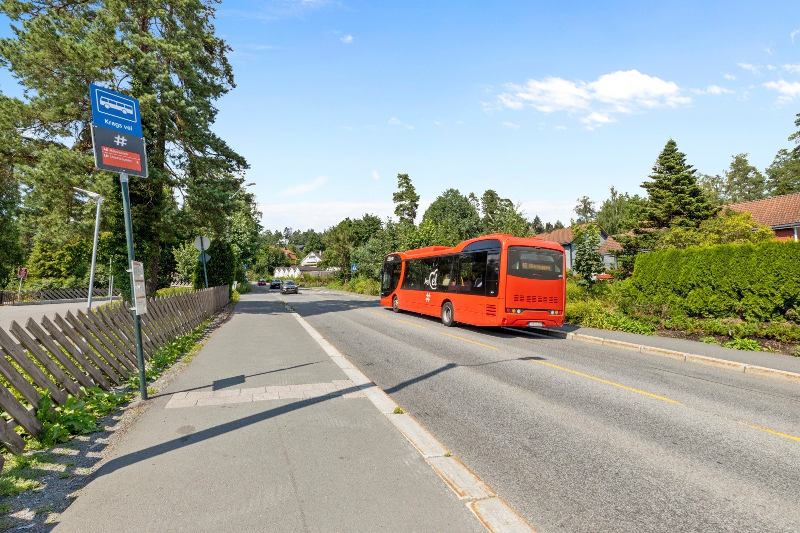 Nærmeste bussholderplass kun få minutters gange fra boligen. Galleribilde