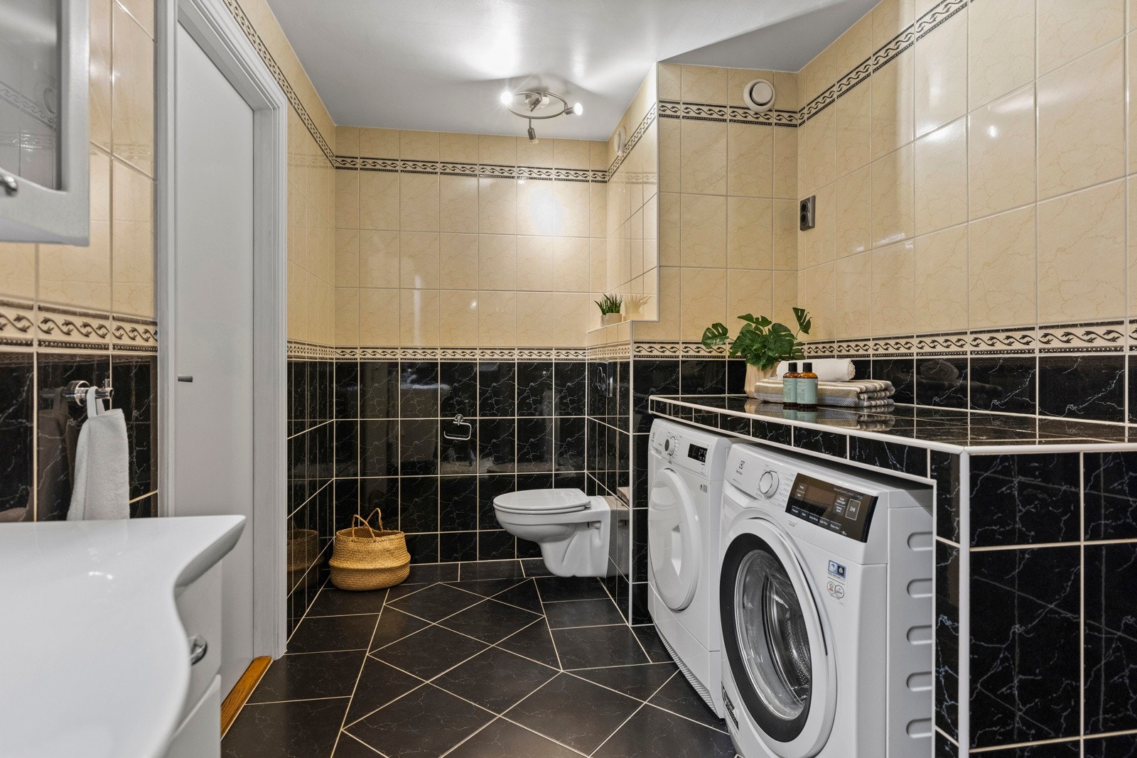 Bad oppusset i 2005 og innredet med servant med underskap, speil med lys, veggmontert toalett og et romslig dusjhjørne med glassvegger. Galleribilde