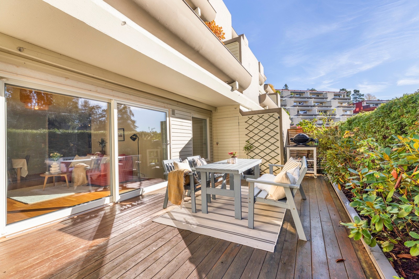 Her er det plass til både spisegruppe, grill og loungemøbler - et perfekt sted for rolige kaffestunder eller hyggelige sosiale sammenkomster på varme sommerdager. Galleribilde