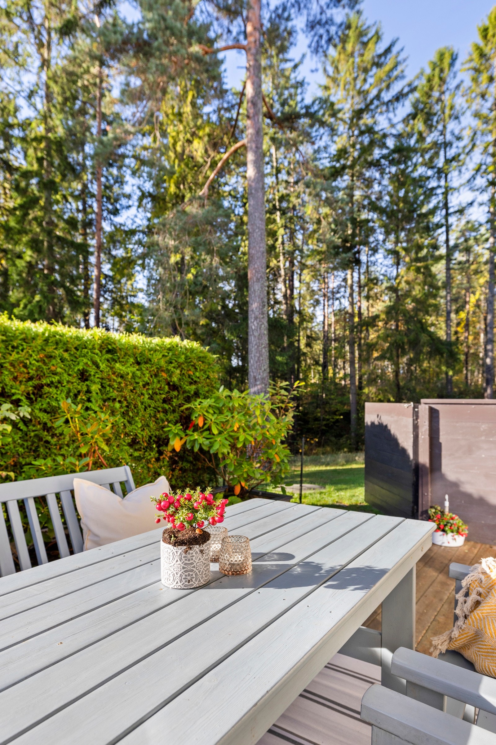 Praktisk port for direkte tilgang til hagen og skogen, med rekkehusfølelse. Galleribilde