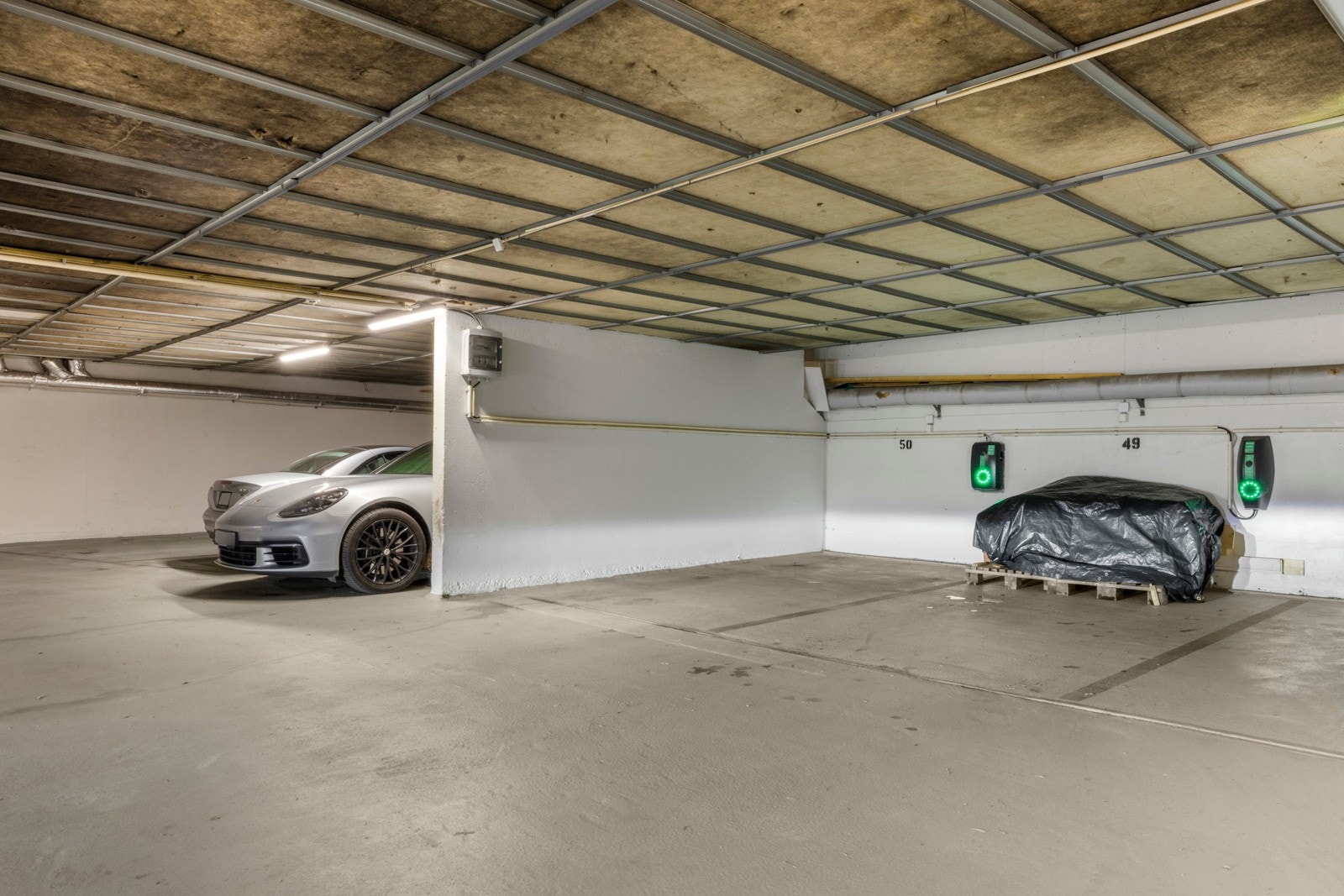 Garasjeplass med elbillader. Galleribilde