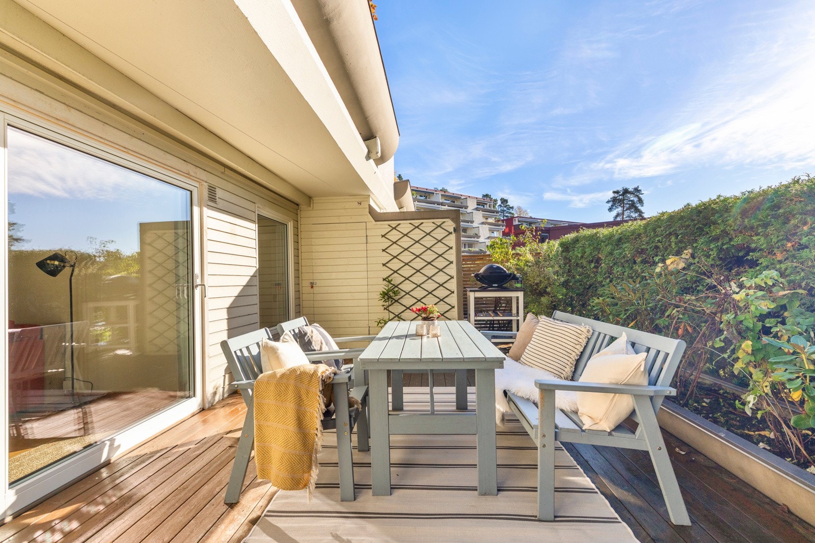 I tilknytning til terrassen finnes det en praktisk utebod som gir ekstra lagringsplass for hagemøbler, grillutstyr, redskaper eller sesongartikler. Galleribilde