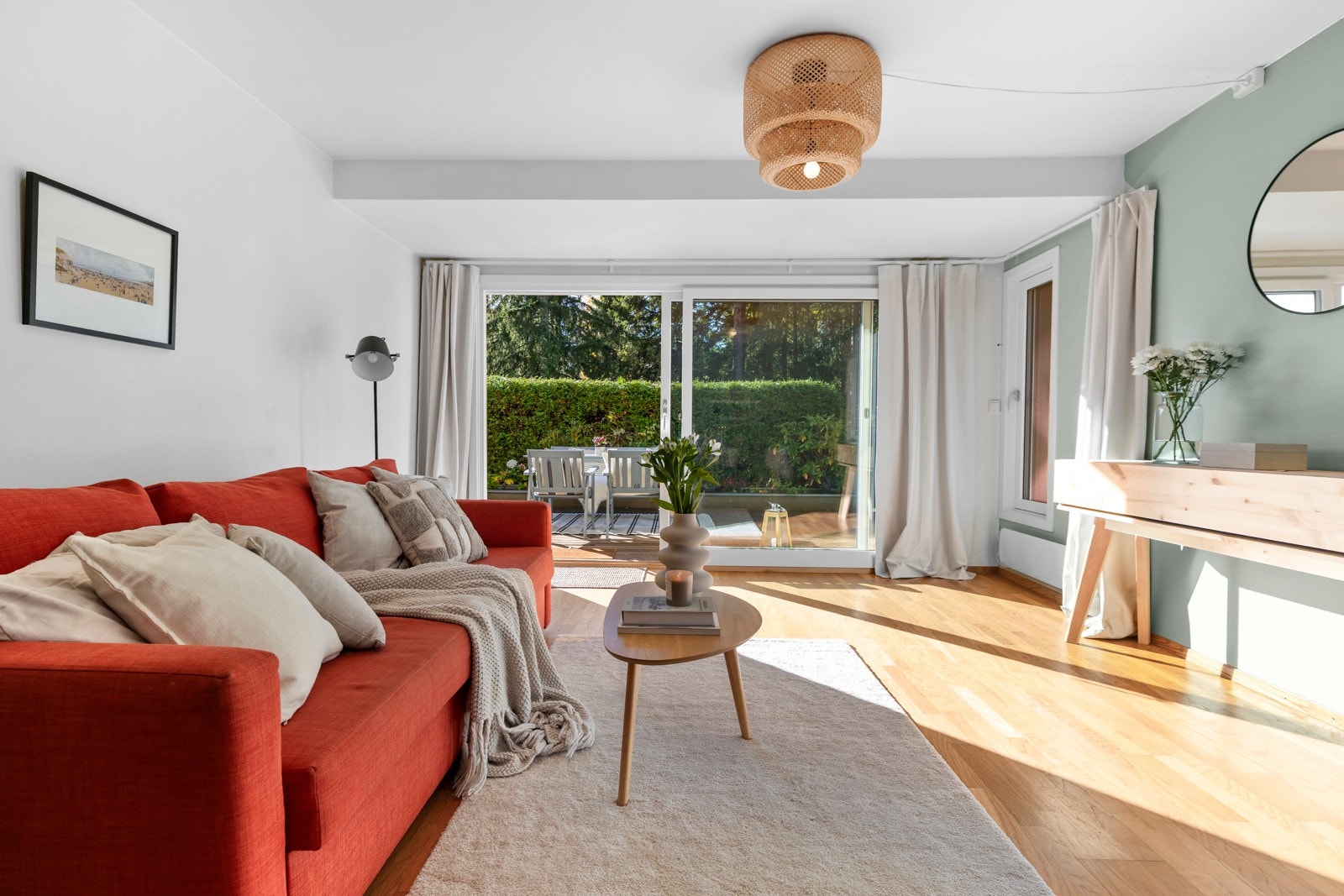 Fra stuen er det utgang til en romslig terrasse med flott utsyn mot grønne omgivelser - perfekt for hyggelige sommerdager. Galleribilde