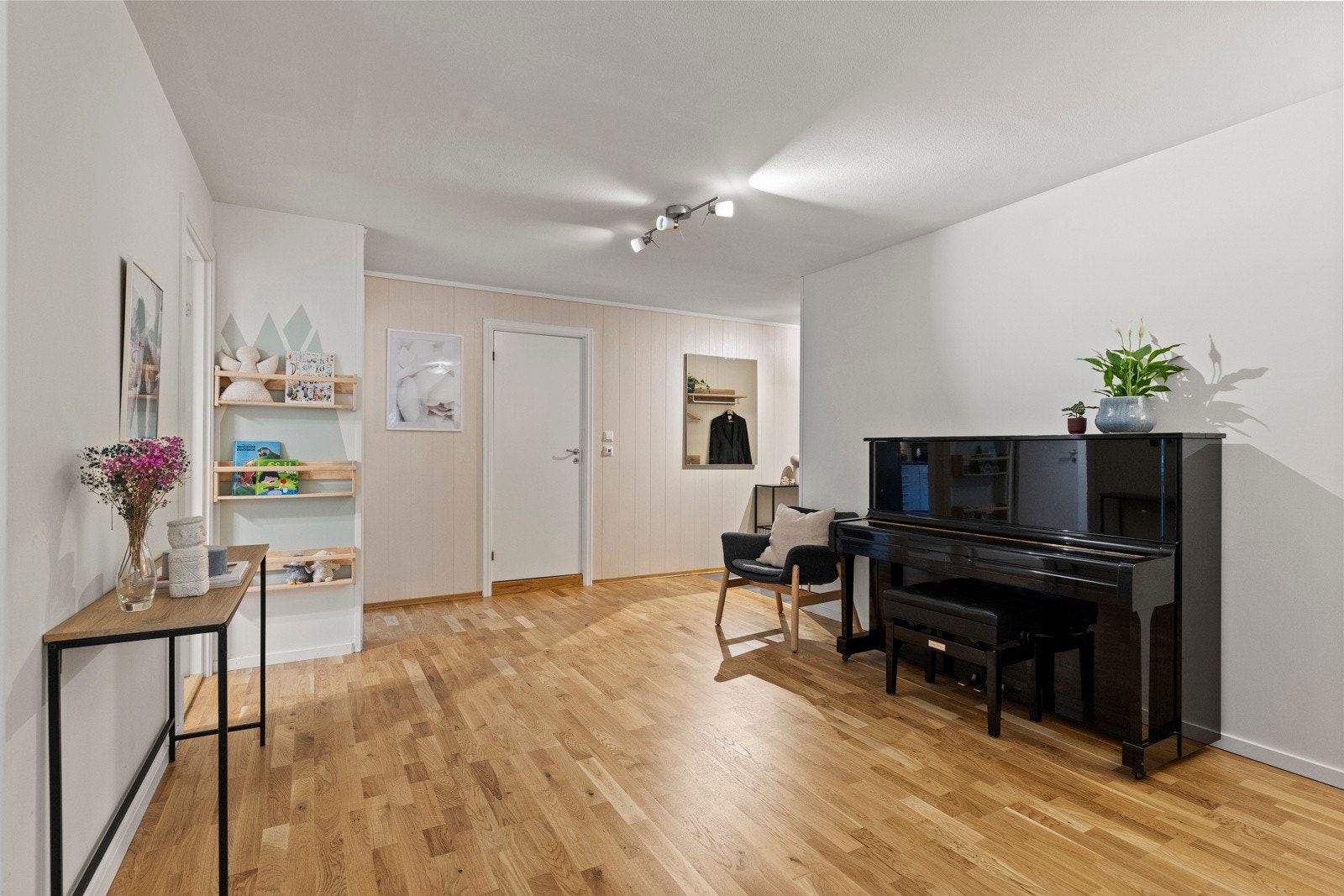 Fra entréen kommer du inn til et romslig oppholdsrom som er et naturlig knytepunkt til alle rommene i leiligheten. Galleribilde