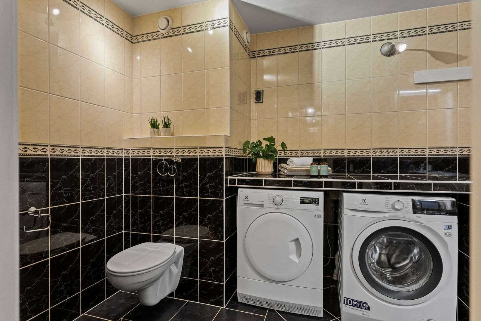 Det er opplegg til vaskemaskin samt plass til tørketrommel. Veggene er flislagt, og gulvet har fliser med elektriske varmekabler. Galleribilde