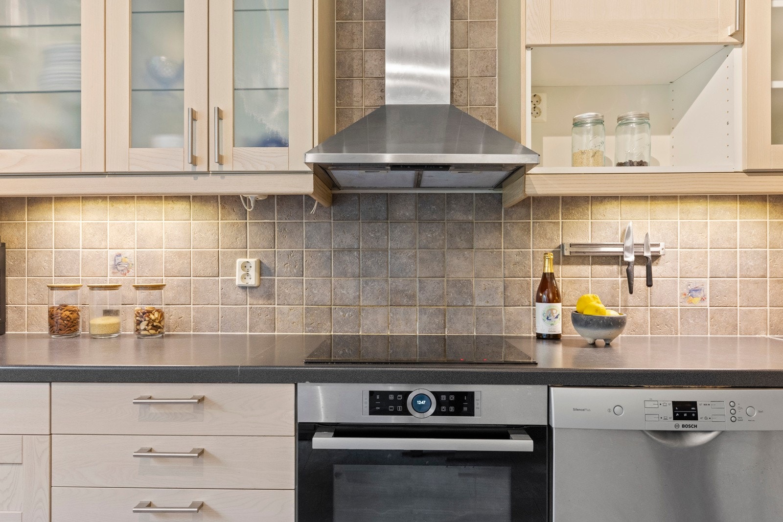 Over benkeplaten er det fliser og belysning under overskap som gir både funksjonelt og stemningsfullt arbeidslys. Galleribilde