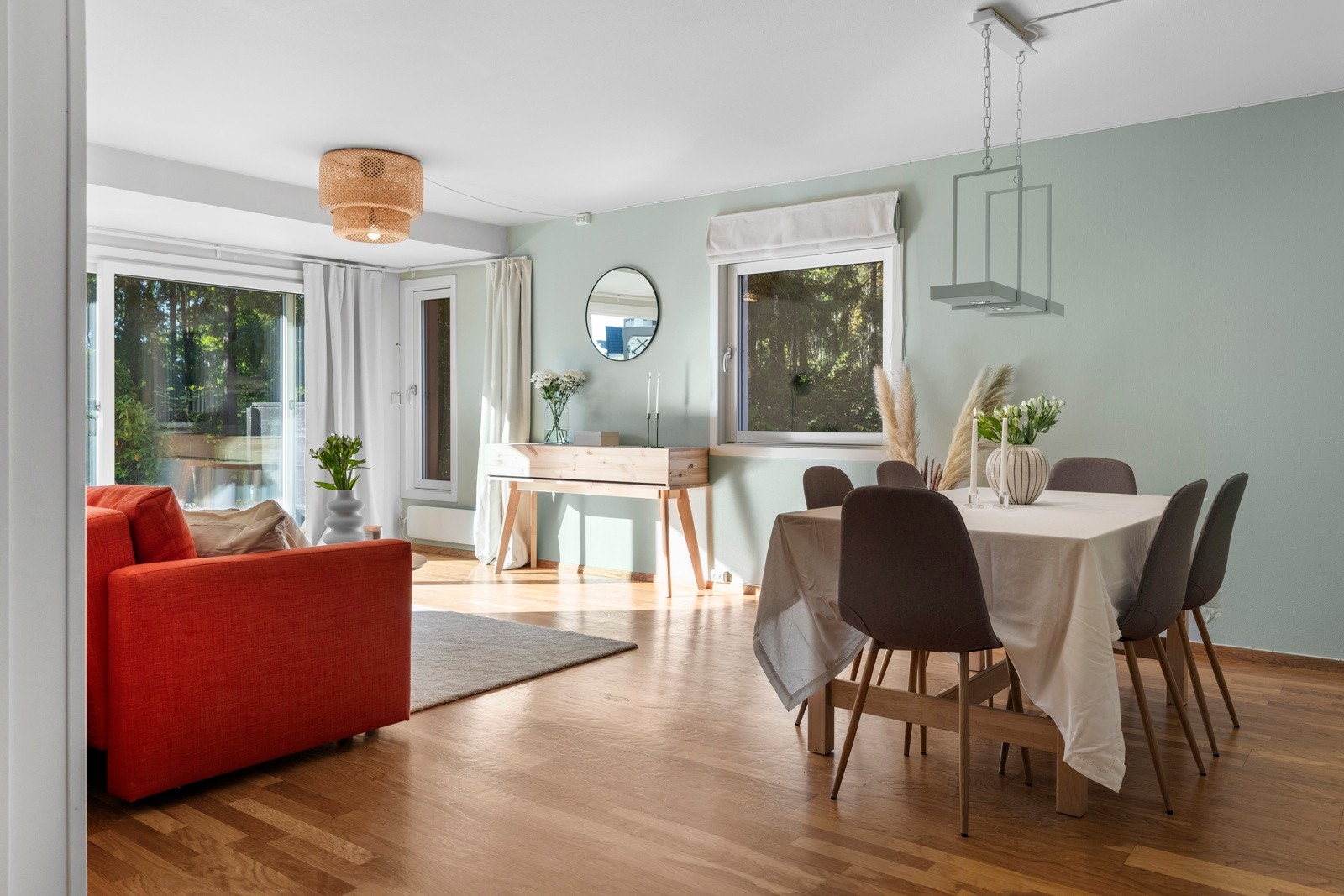 De nye skyvedørene slipper inn rikelig med naturlig lys. Her er det god plass til både sofagruppe, TV-løsning og spiseplass. Galleribilde